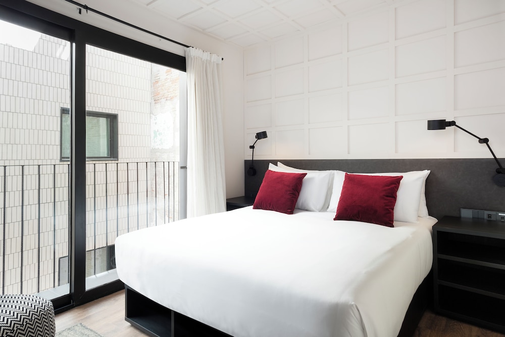 STANDARD, QUEEN BED