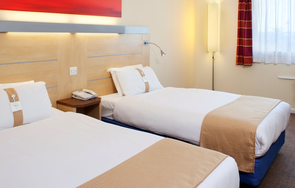 Holiday Inn Express Cardiff Airport 13/27