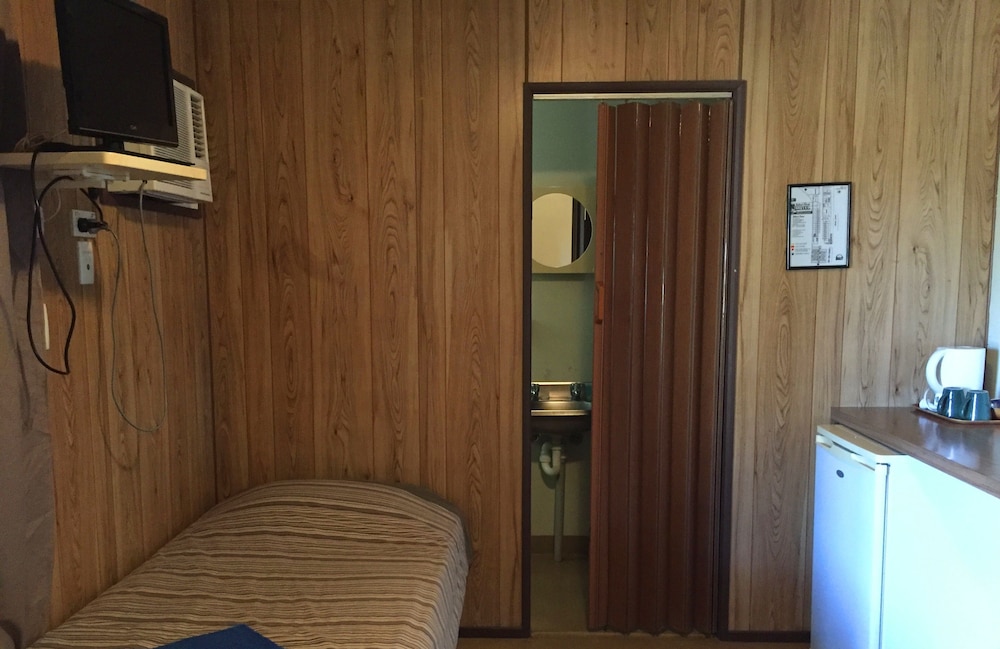 INLAND OASIS MOTEL 42/68