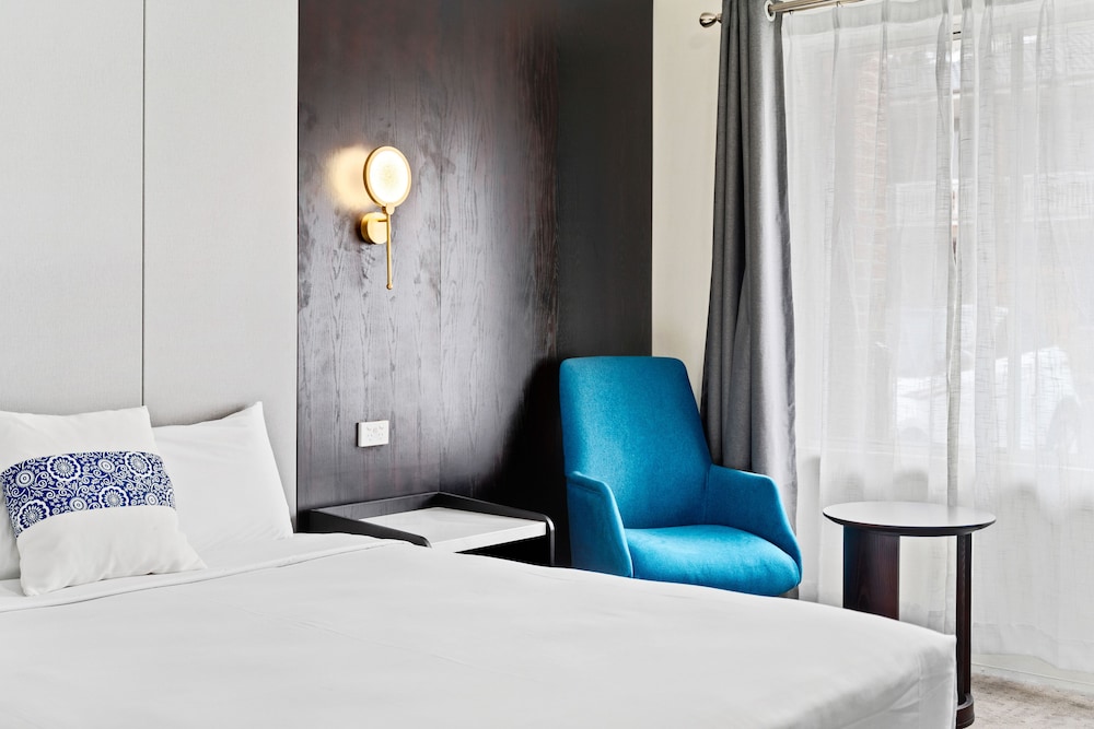 Deluxe, Queen Bed, WM Hotel Bankstown 3/4