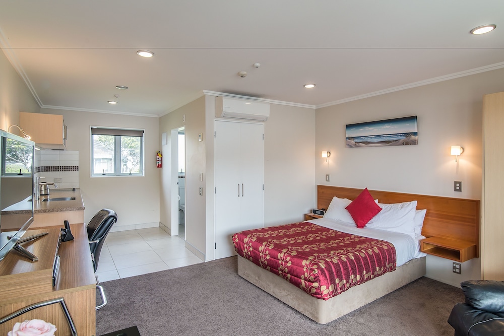 EXECUTIVE, STUDIO, QUEEN BED, ACCESSIBLE