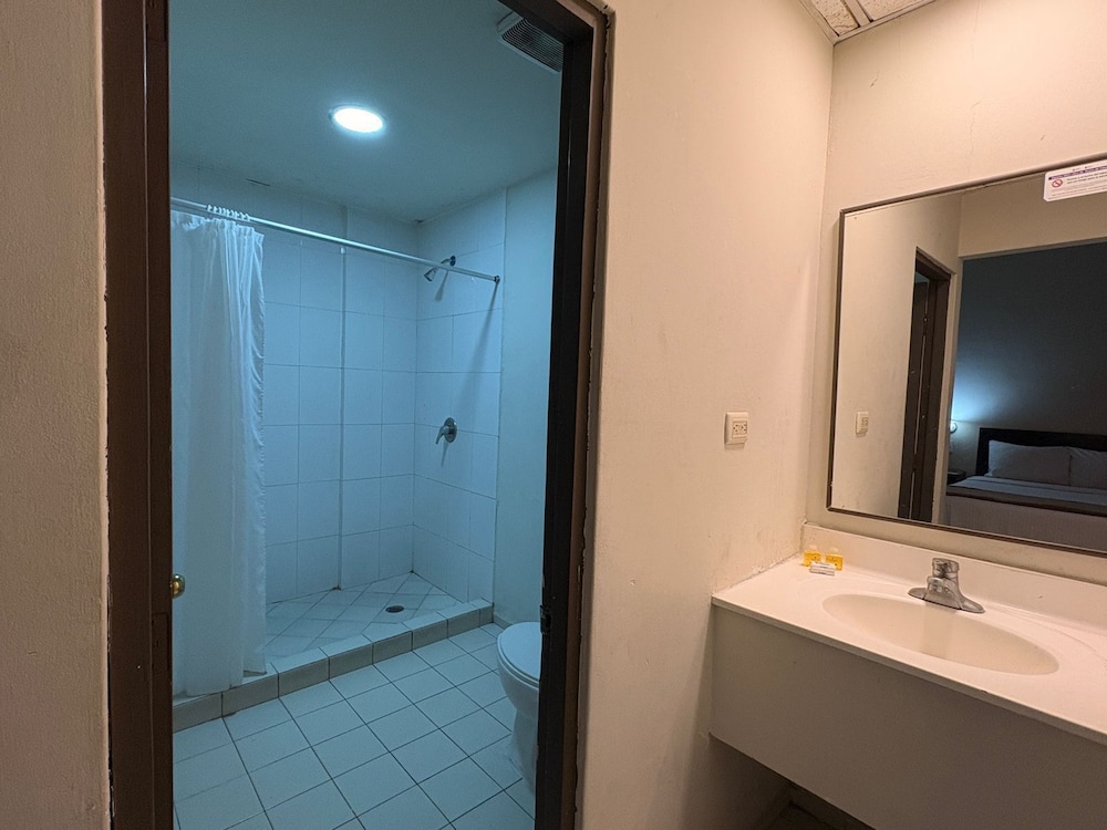 Hotel Plaza Del Arco Express 64/65