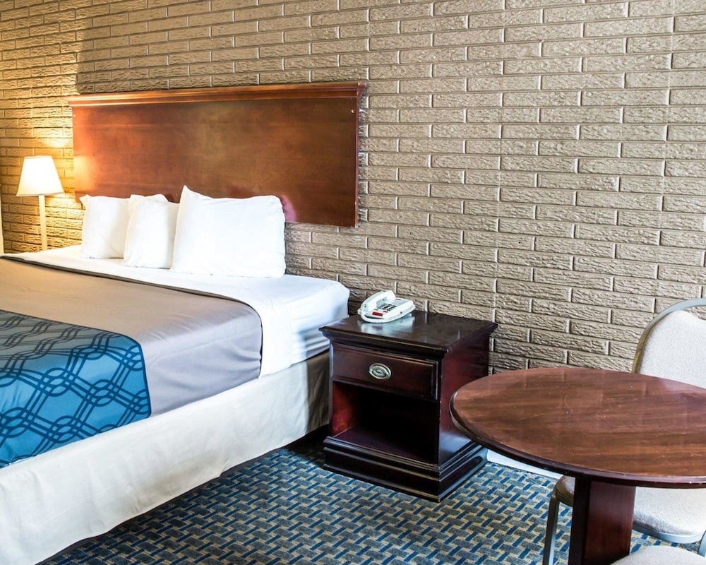 Rodeway Inn and Suites Wilmington North 8/28