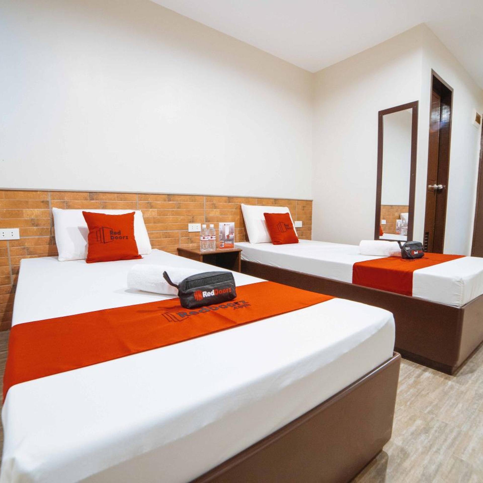 RedDoorz @ Traveler's Inn Bajada Davao 6/24