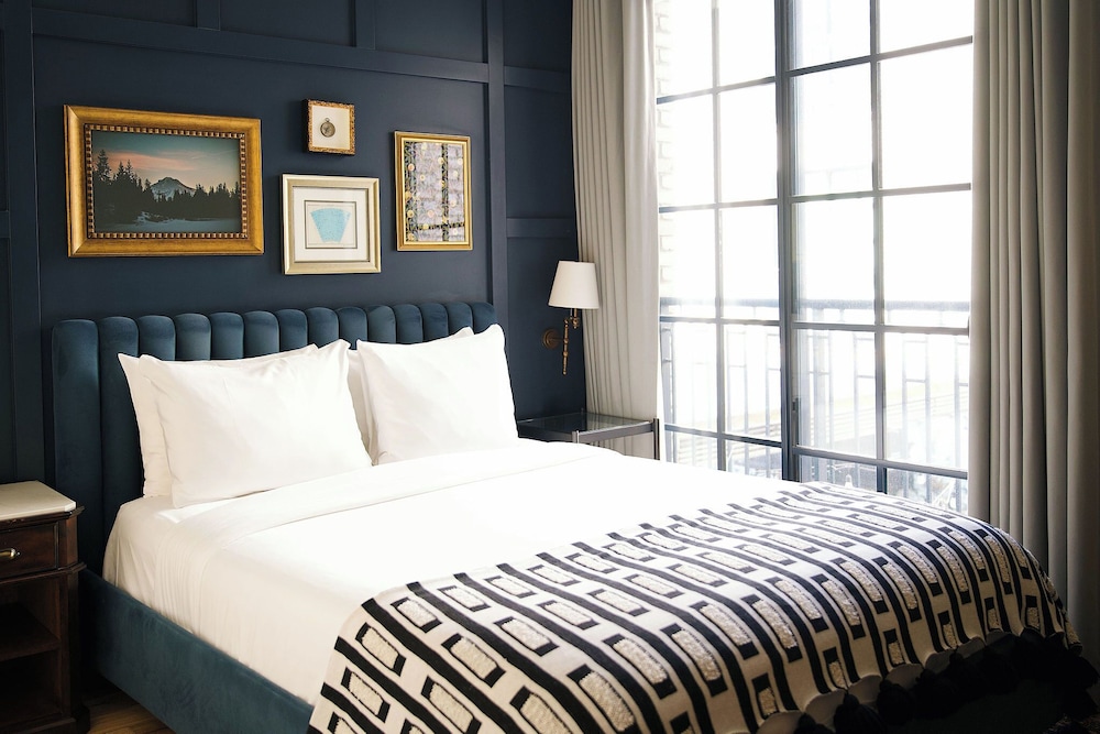 Juliette, Queen Bed