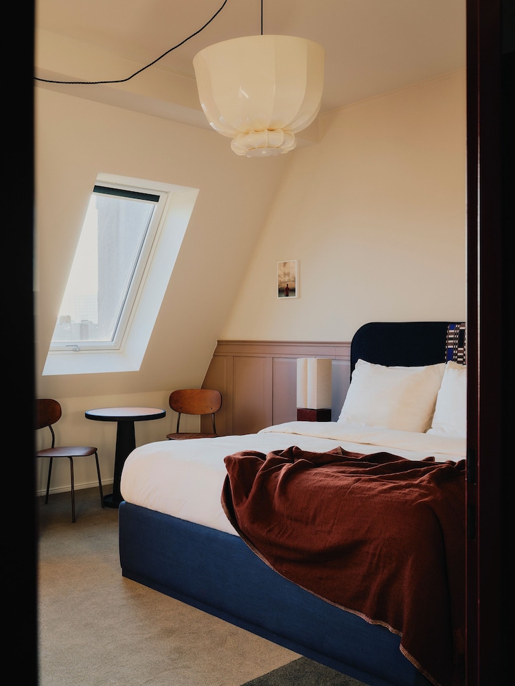 ROOM, BALCONY, LARGE