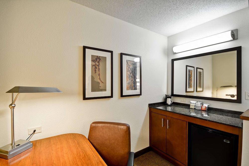 Hyatt Place Chicago/Naperville/Warrenville 68/68