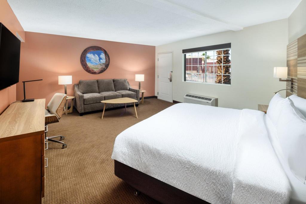 Courtyard, King Bed, Accessible