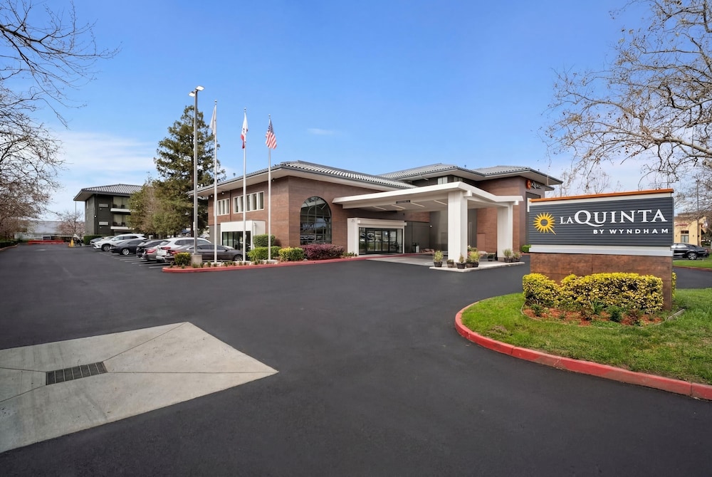 Howard Johnson by Wyndham Fullerton/Anaheim Conference Cntr 27/29