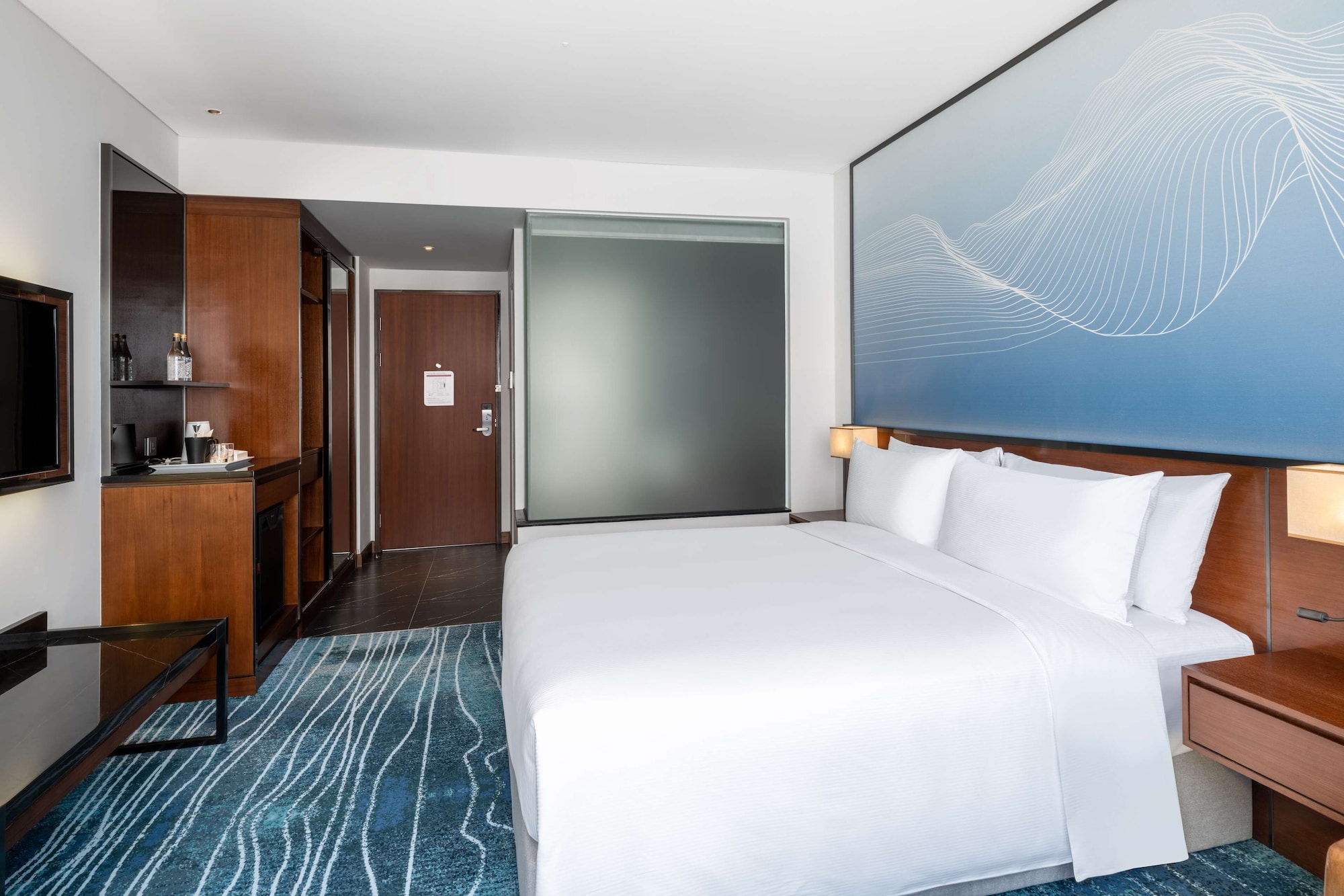 غرفة بسرير كينج تُحدَّد عند الوصول بحوض استحمام
