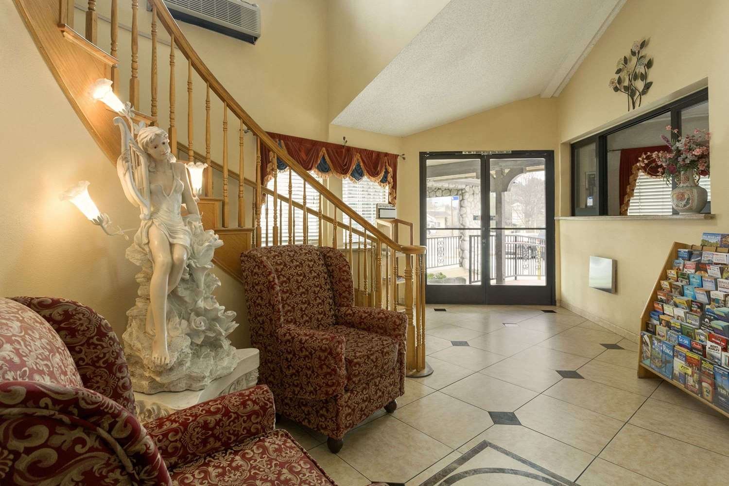 Triplodge Hotel Santa Clarita/Valencia 4/7