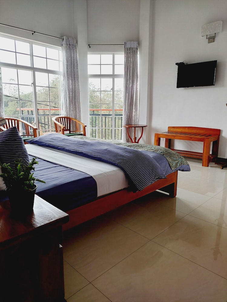 DELUXE, KING BED
