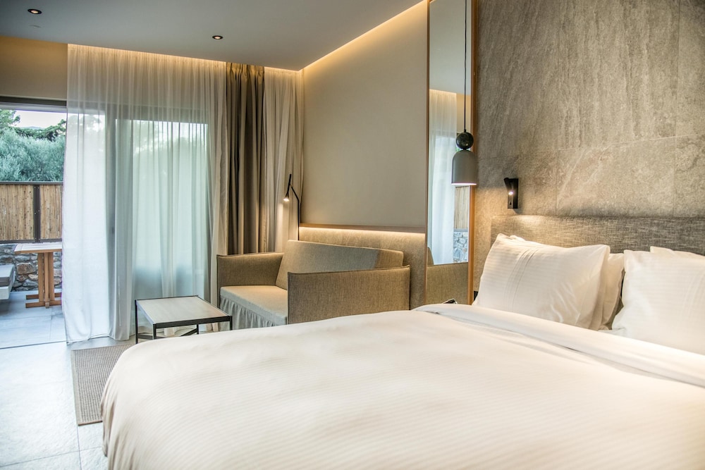 PETITE, SUITE, GARDEN VIEW