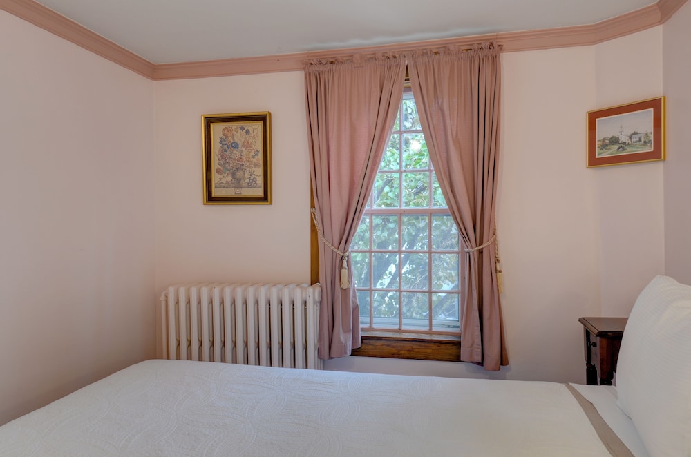 Melville House Newport 10/23