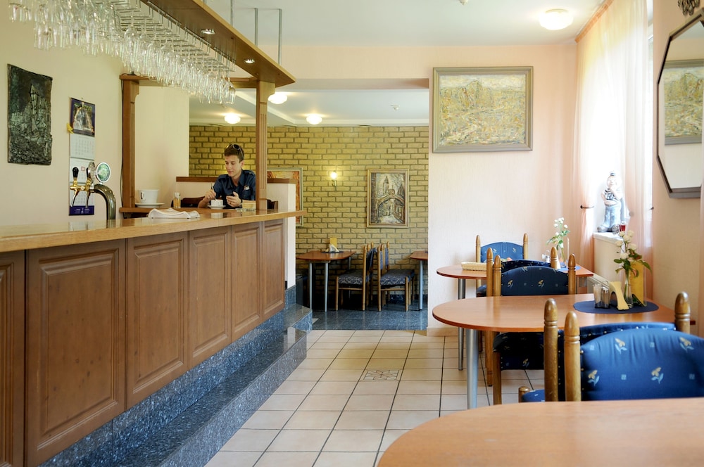 AMICUS HOTEL 7/42