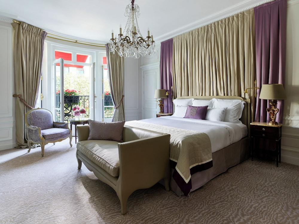 Avenue, Prestige, Suite, King Bed, Montaigne View