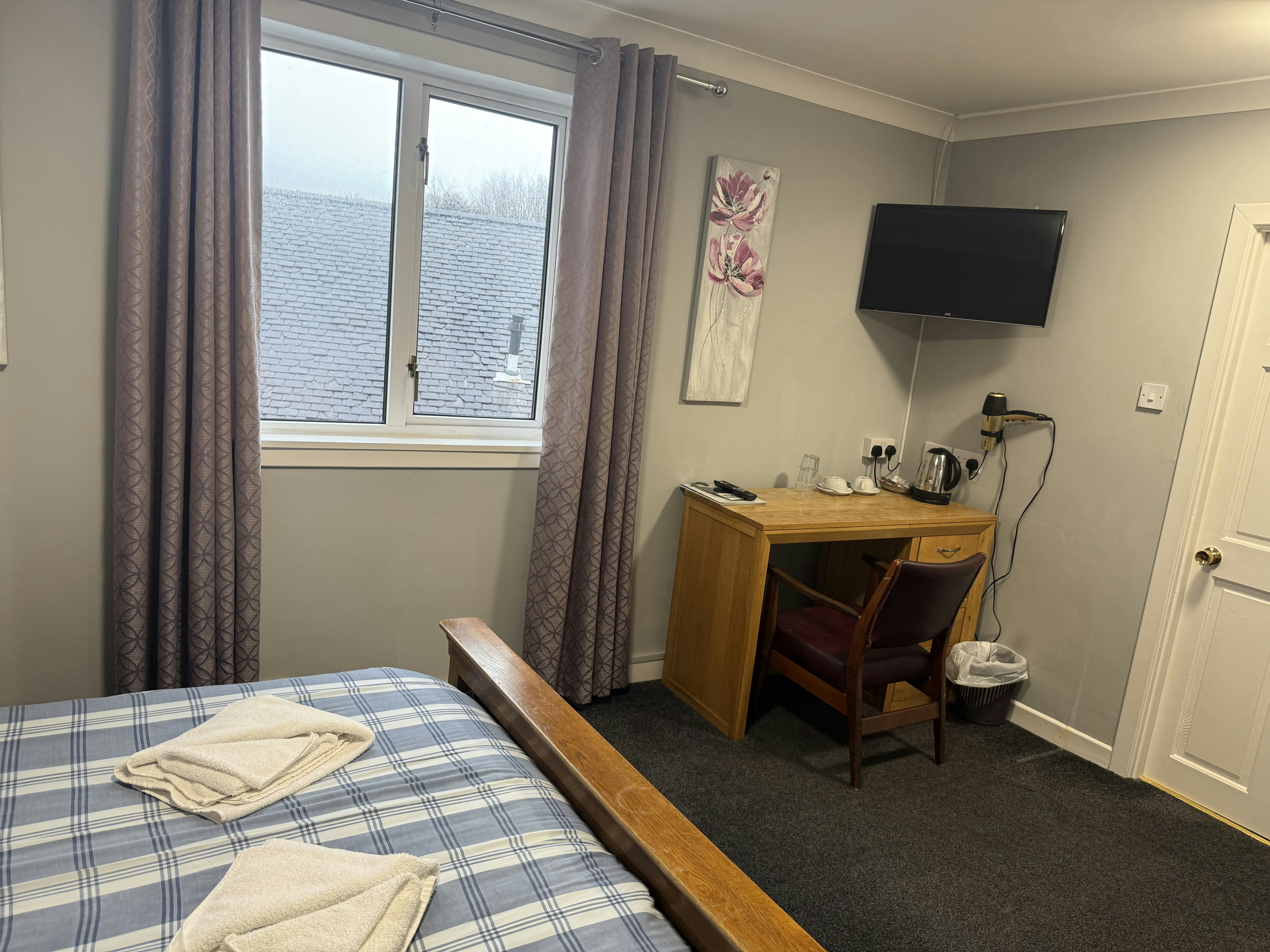 The County Hotel 27/38