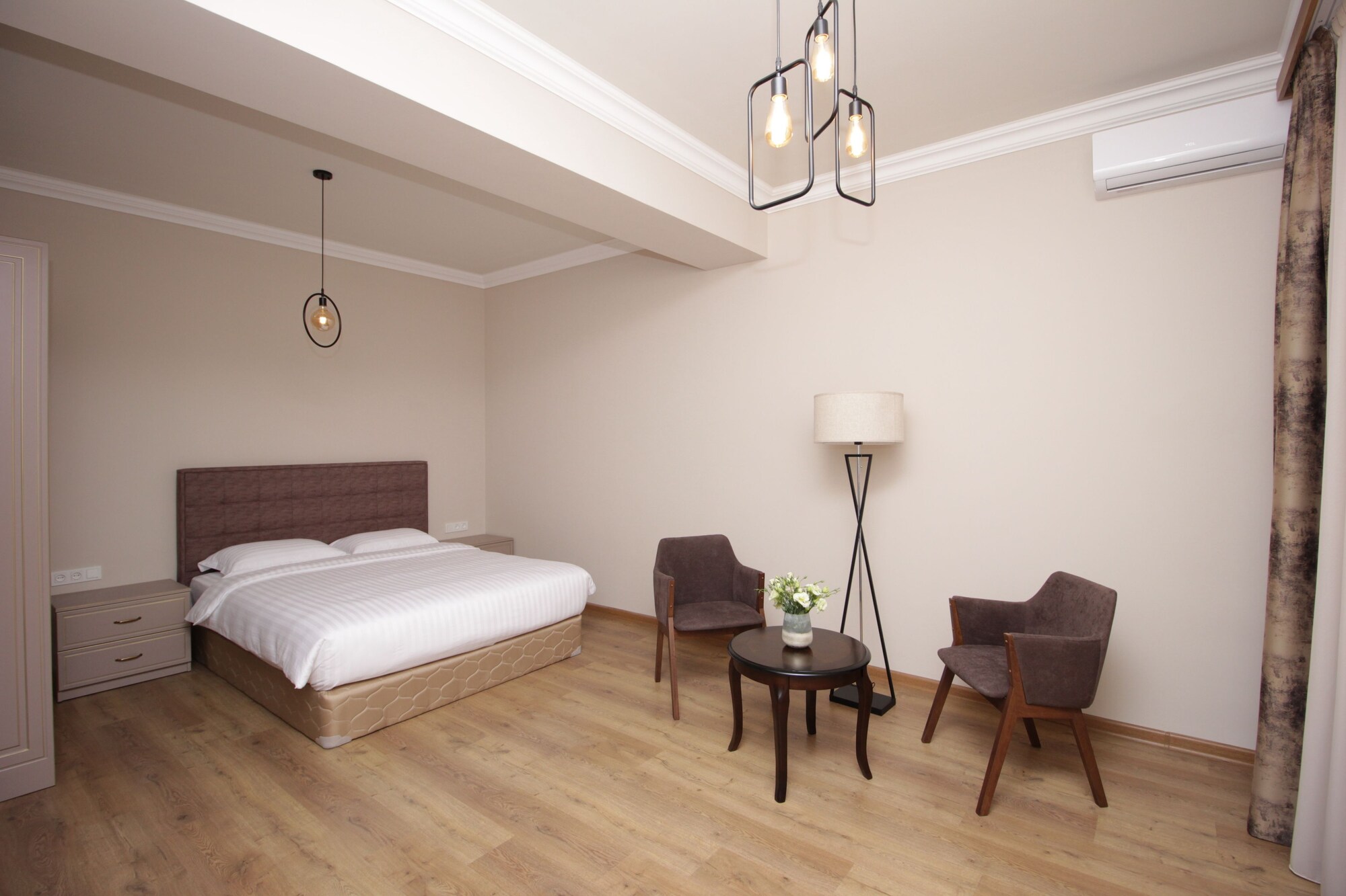 BASIC, QUEEN BED
