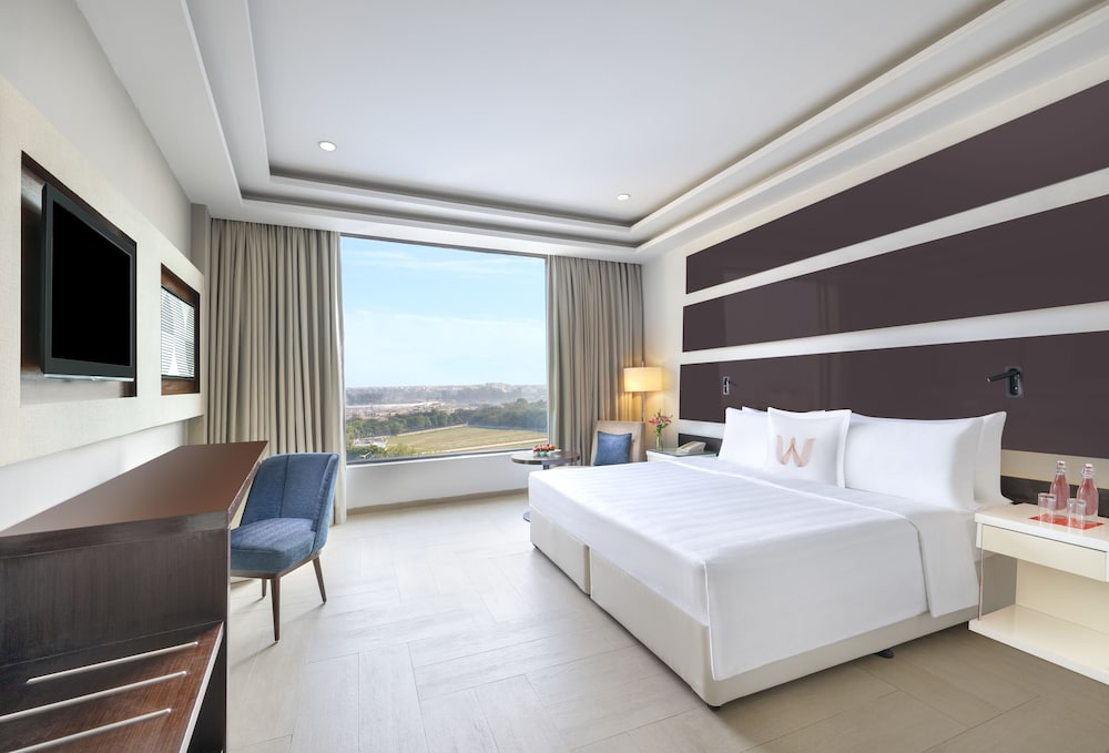 DELUXE, KING BED
