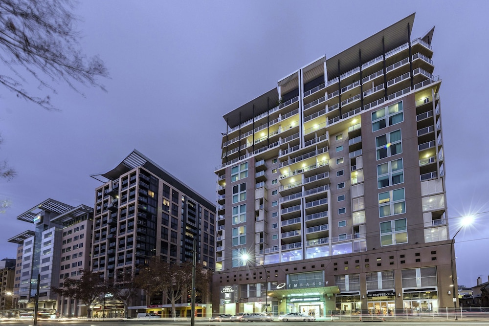 Oaks Embassy Adelaide Suites 1/64