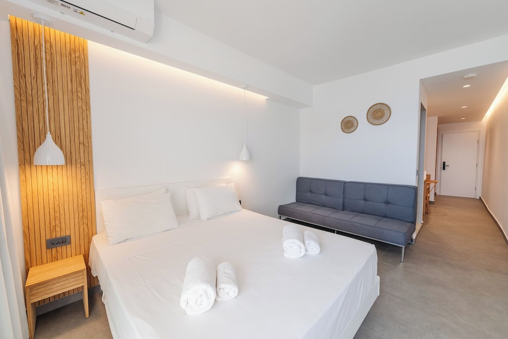 Deluxe, Suite, Double Bed, Island View, Sofa, Balcony