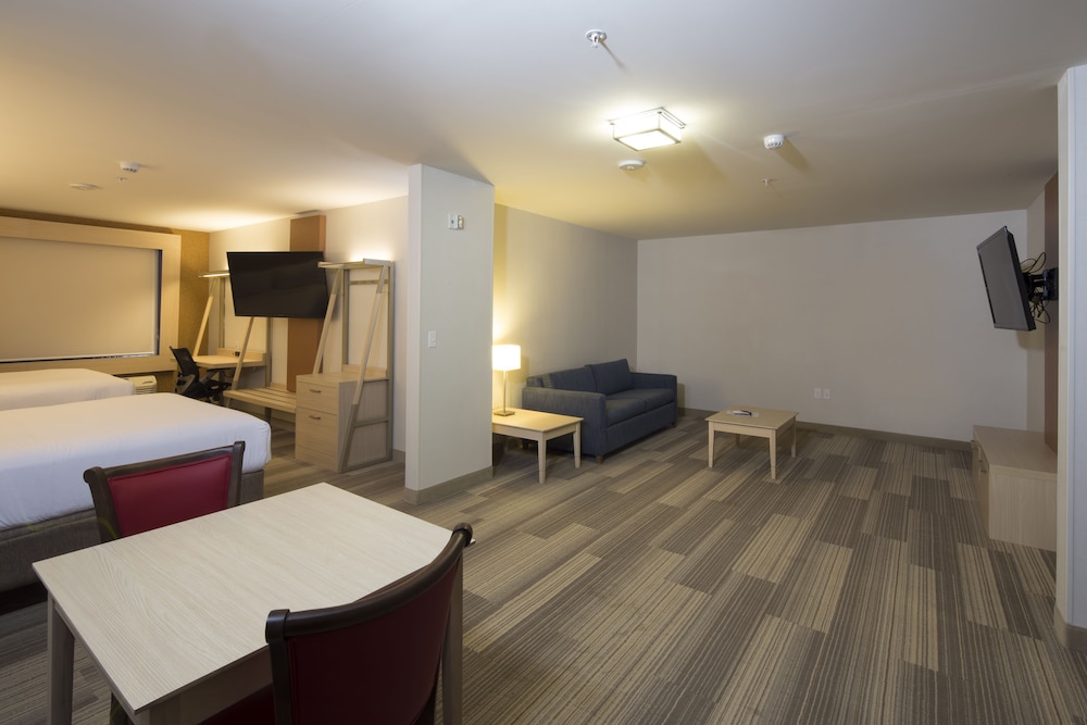 Holiday Inn Express Suites Alpena Downtown 12/40