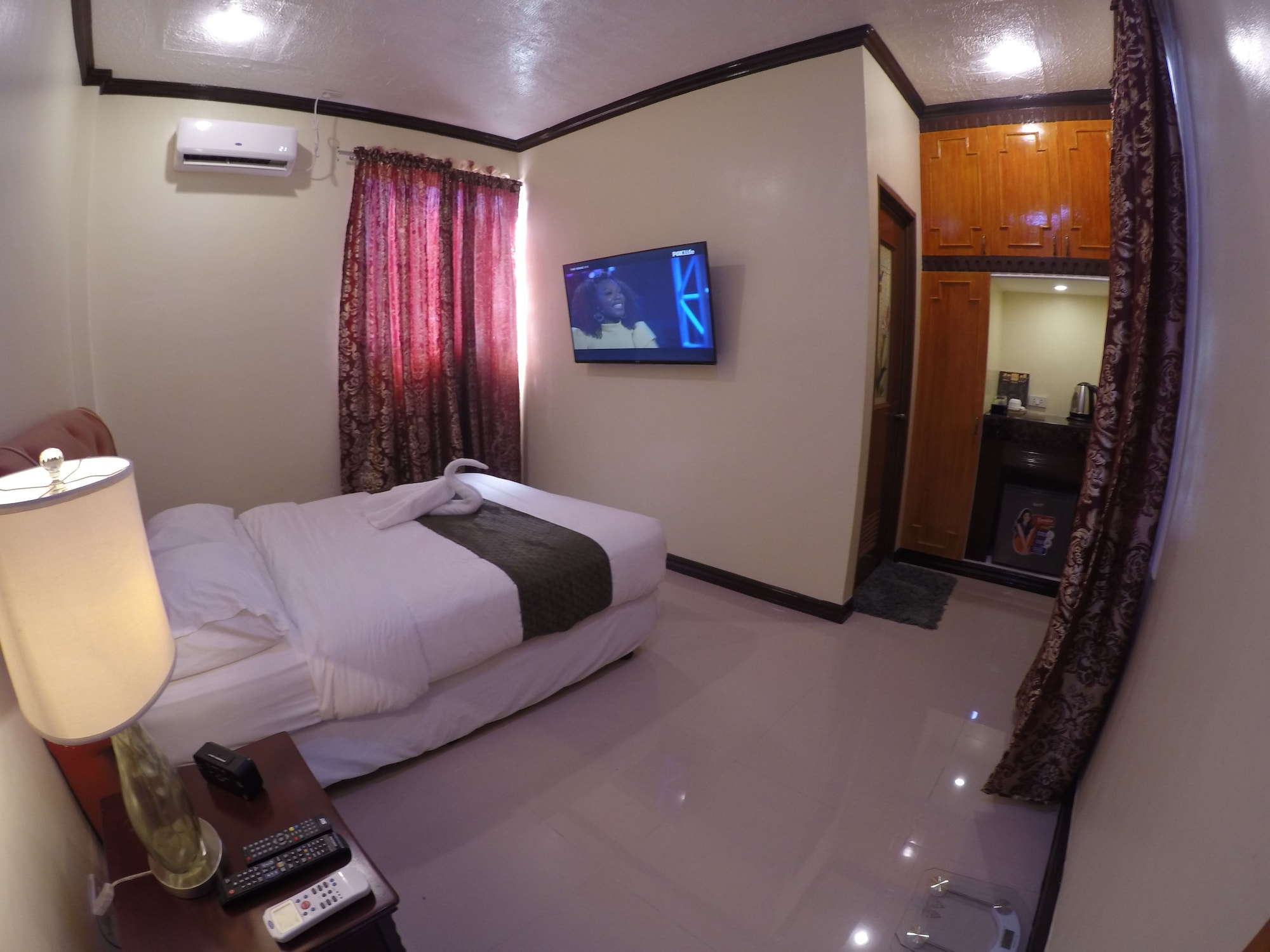 SUPERIOR, QUEEN BED