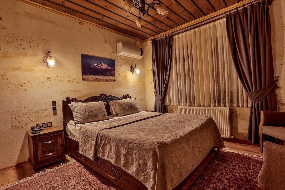 Milat Cave Hotel 20/50