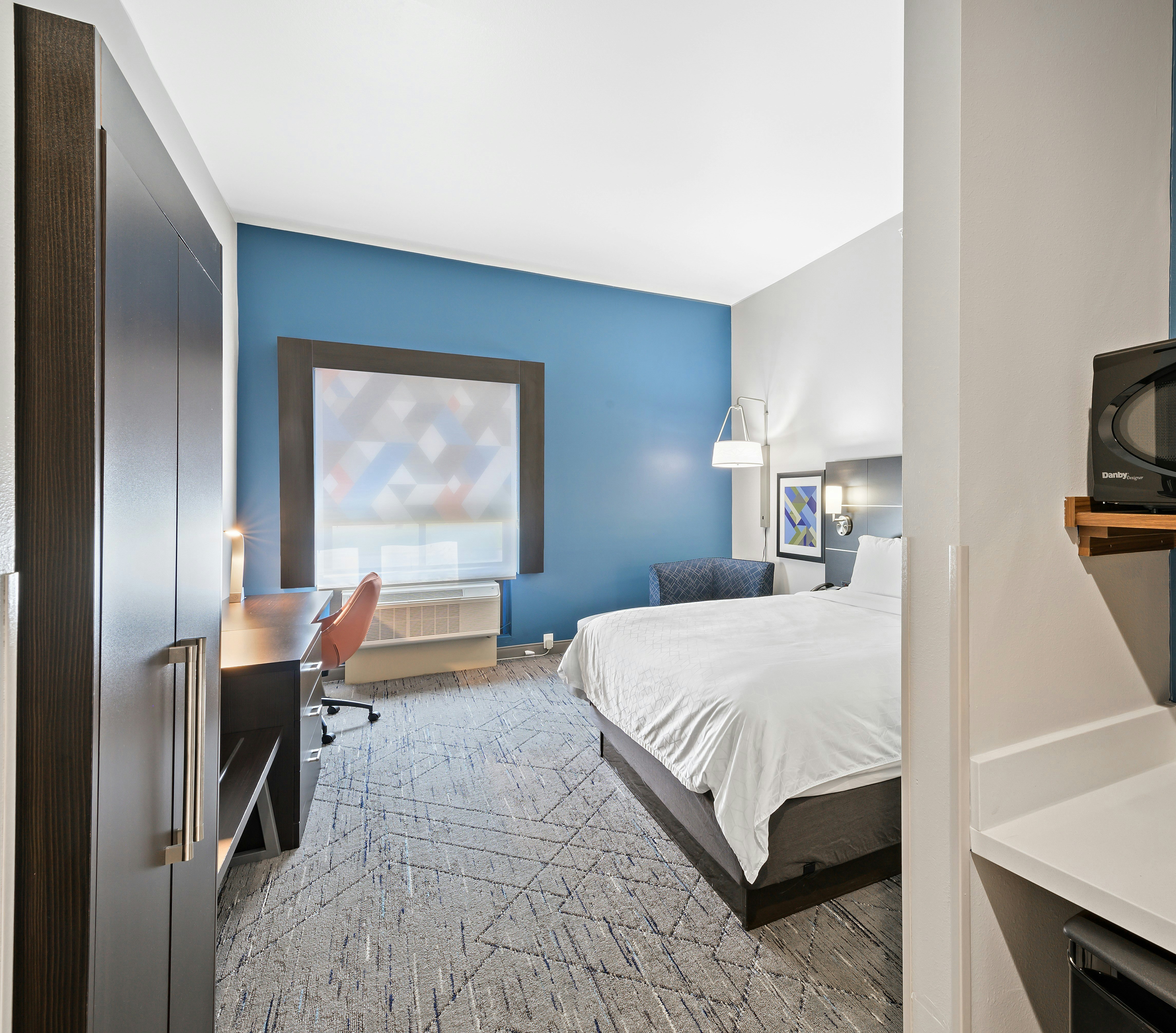 Holiday Inn Express & Suites White Hall 27/72