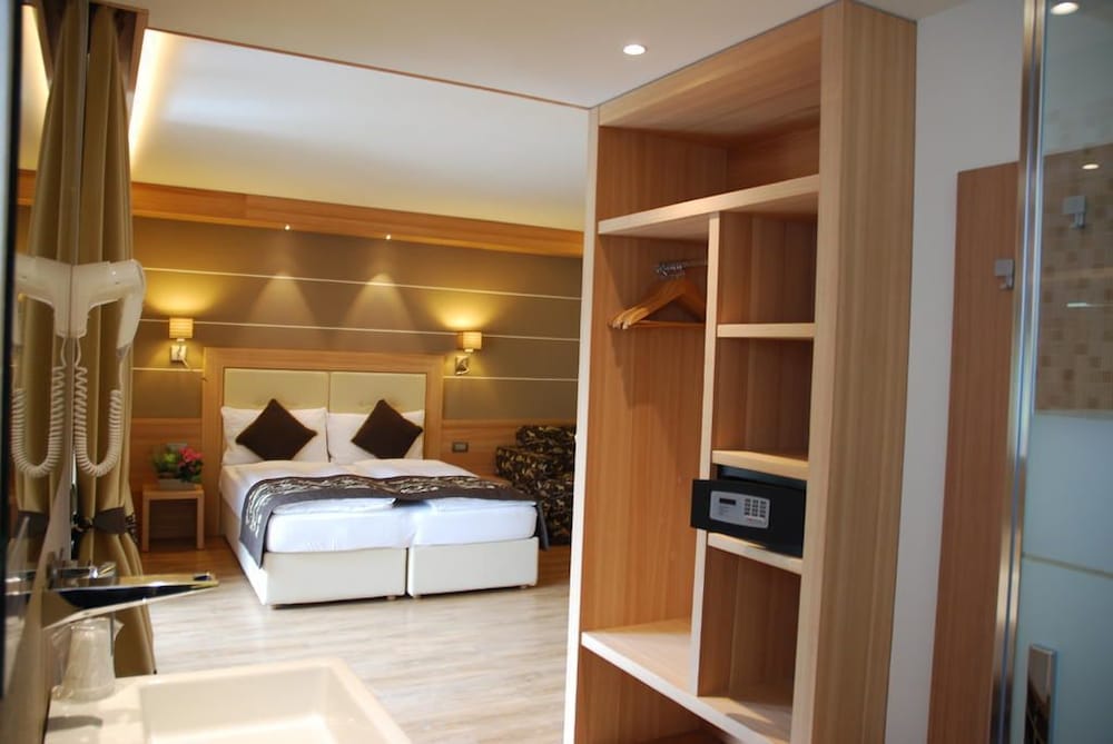 SUPERIOR, DOUBLE OR TWIN BED