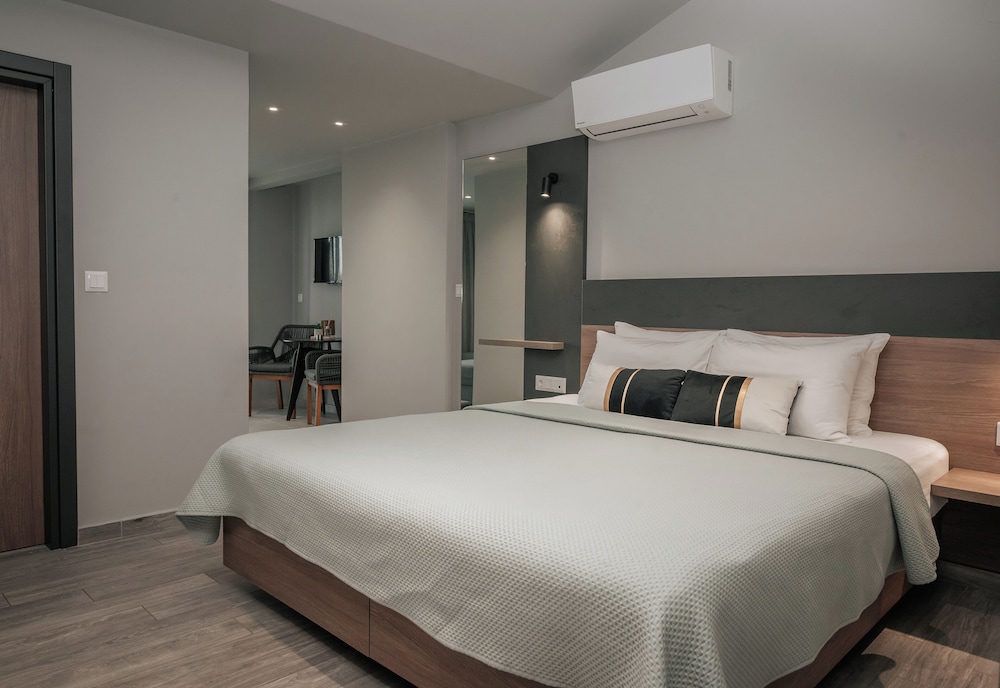 Deluxe, King Bed, Sofa, Elizabeth Queen Luxury Rooms 6/10