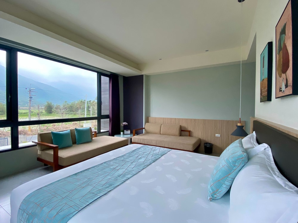 Gallery, Queen Bed, Mountain View