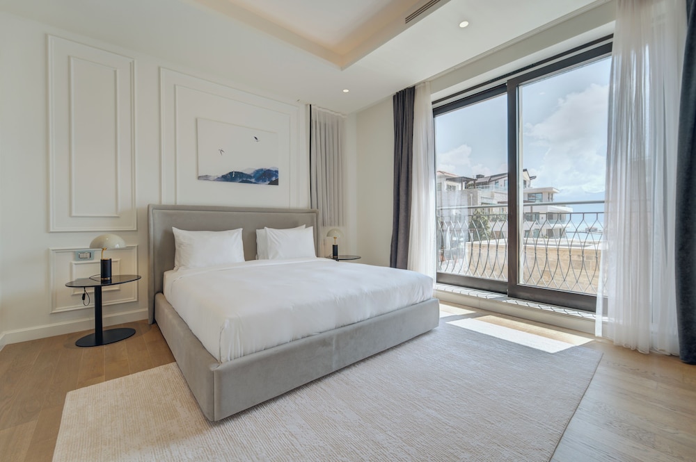 Village, Suite, 3 Beds