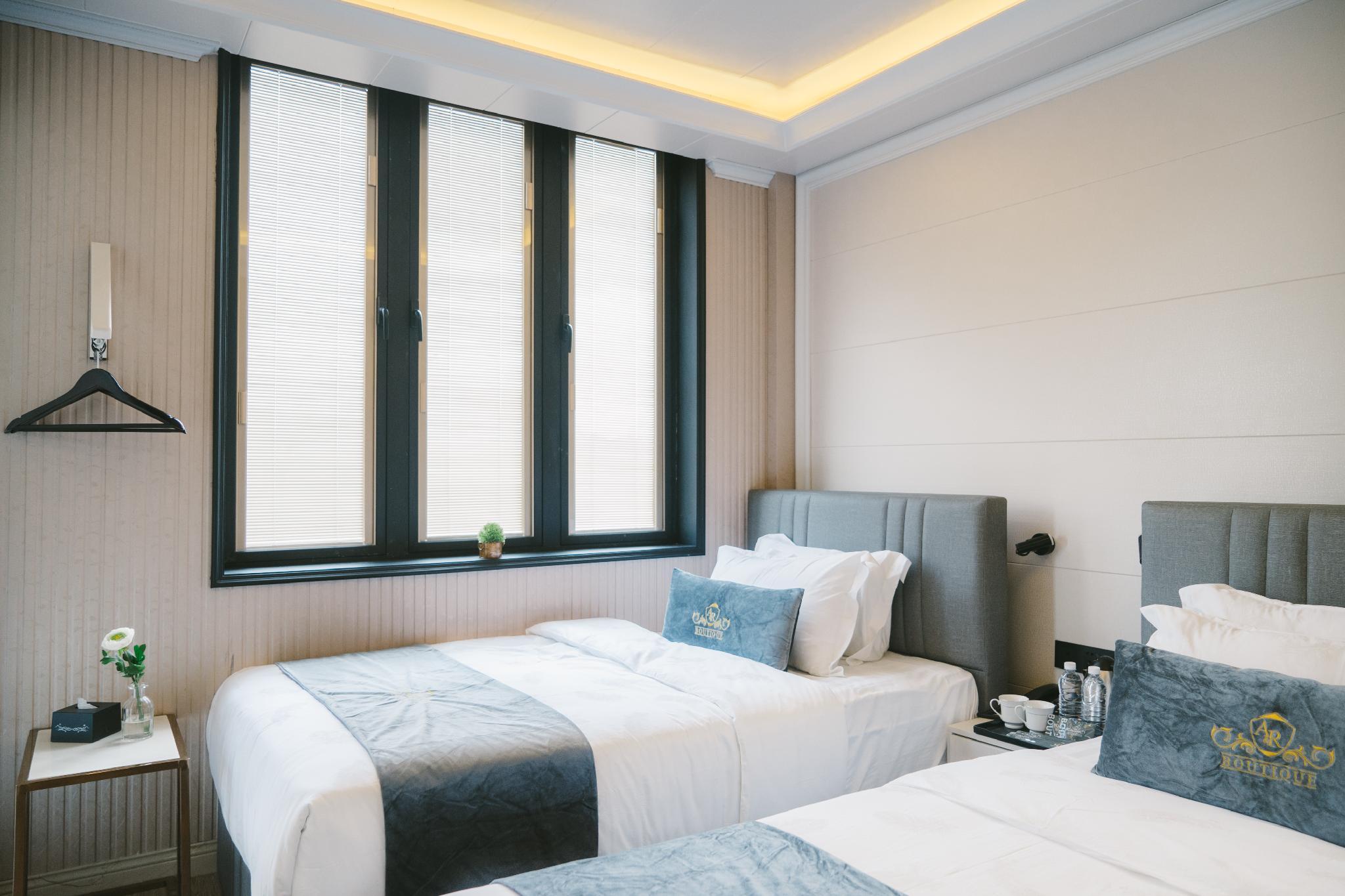EXECUTIVE, TWIN BEDS