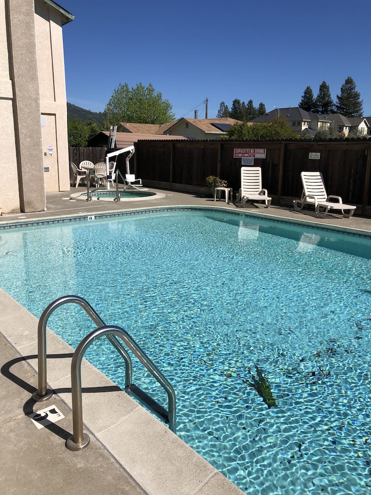 Cloverdale Wine Country Inn and Suites 2/47