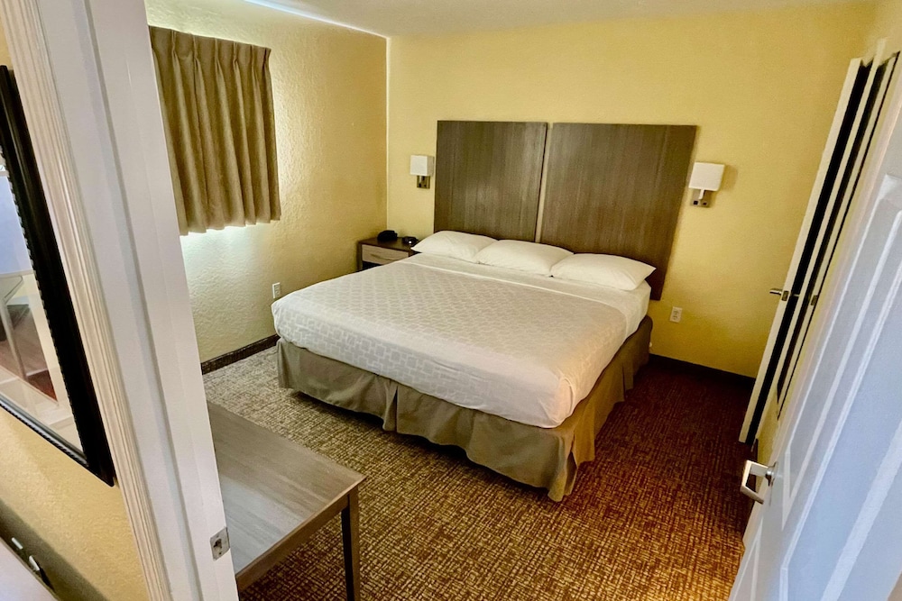 Efficiency, Suite, King Bed, Accessible
