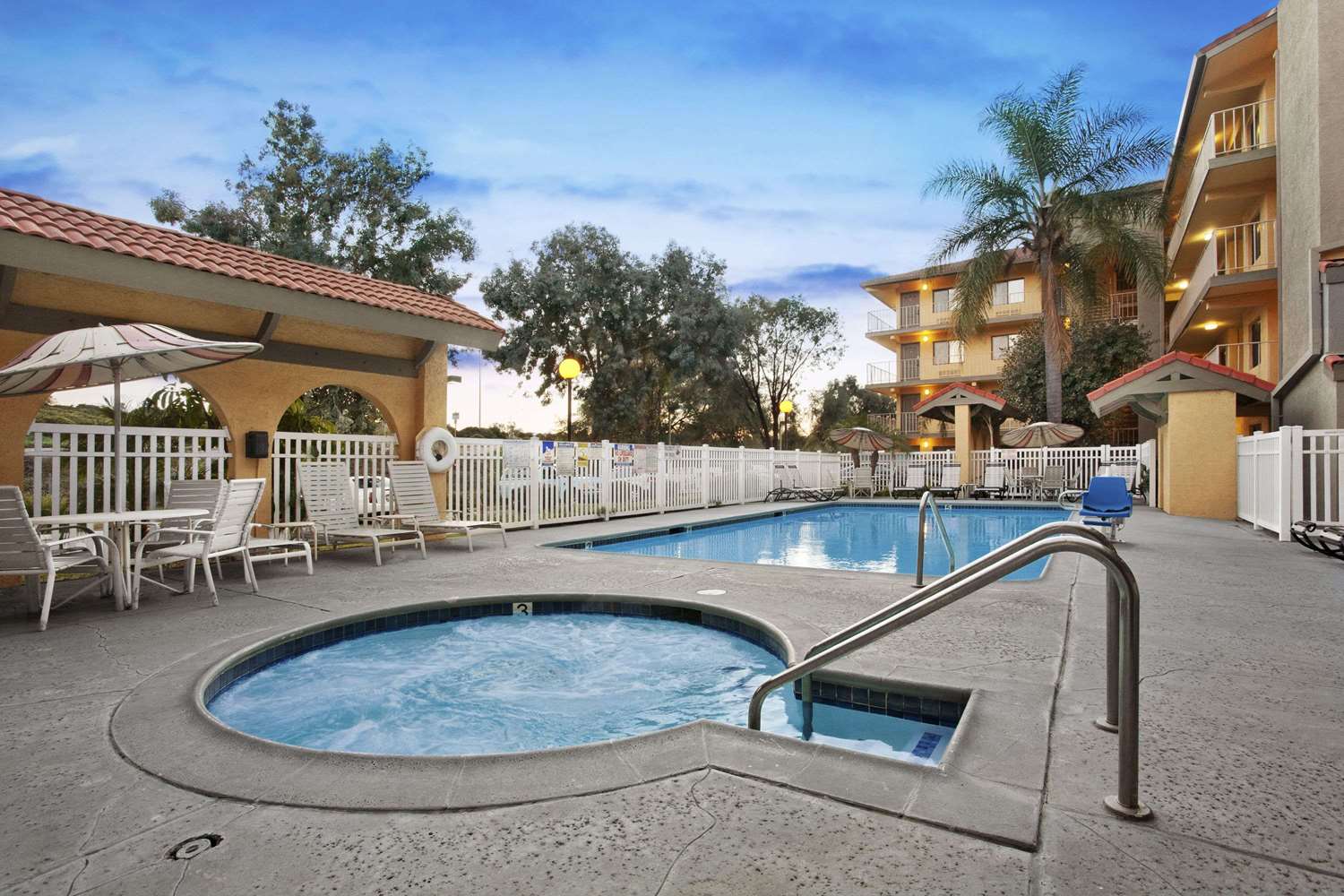 Days Inn by Wyndham Buena Park 25/34