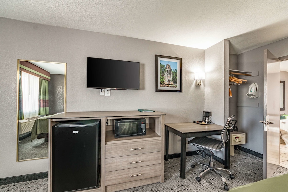 Quality Inn I-10 East near Frost Bank Center 27/42