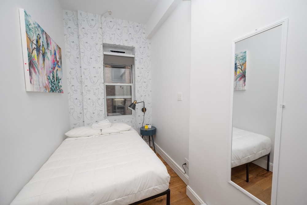 ROOM, SINGLE, SHARED BATHROOM