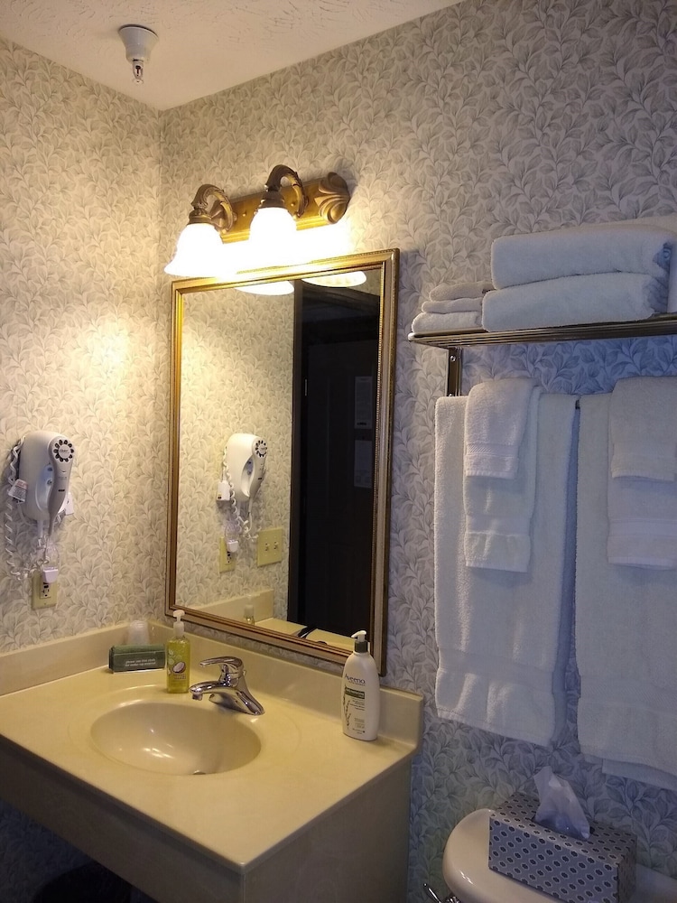 Hearthstone Inn & Suites 16/65