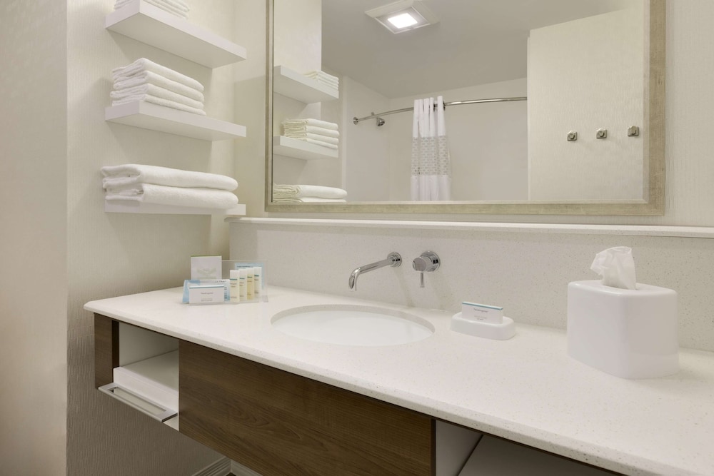 Hampton Inn and Suites Niles Warren OH 24/77