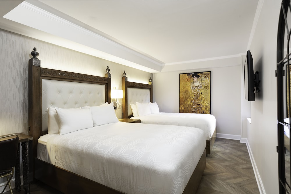 LUXURY, 2 QUEEN BEDS