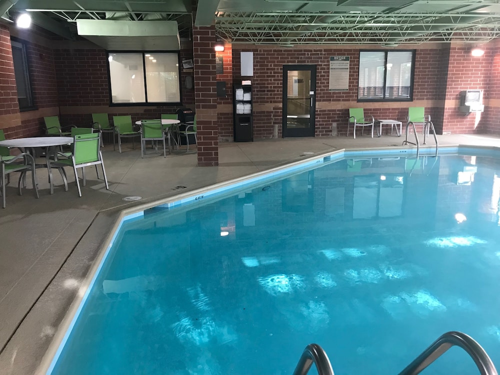 Holiday Inn Express Naperville 36/69
