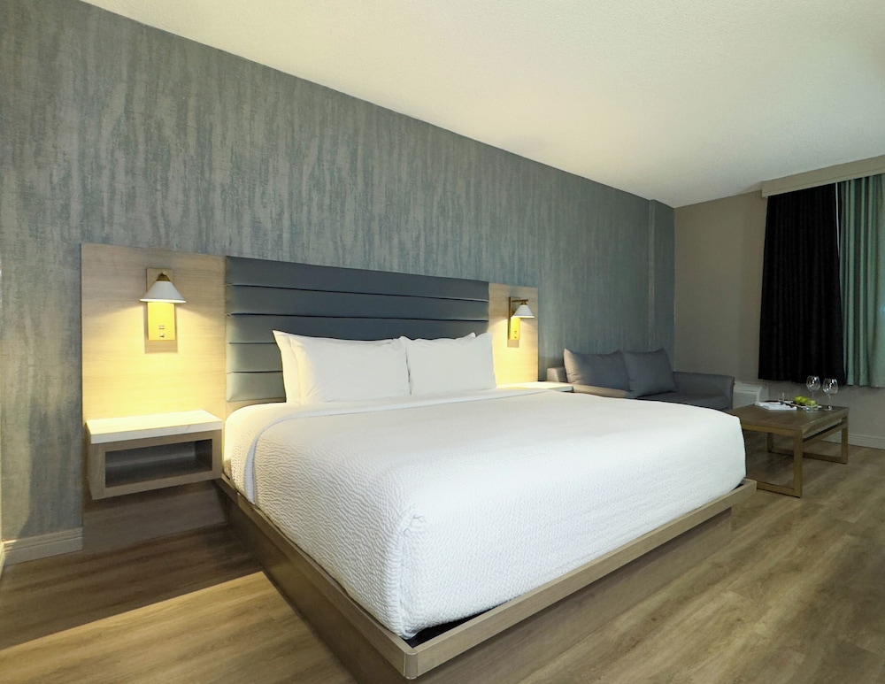 ROOM, KING BED