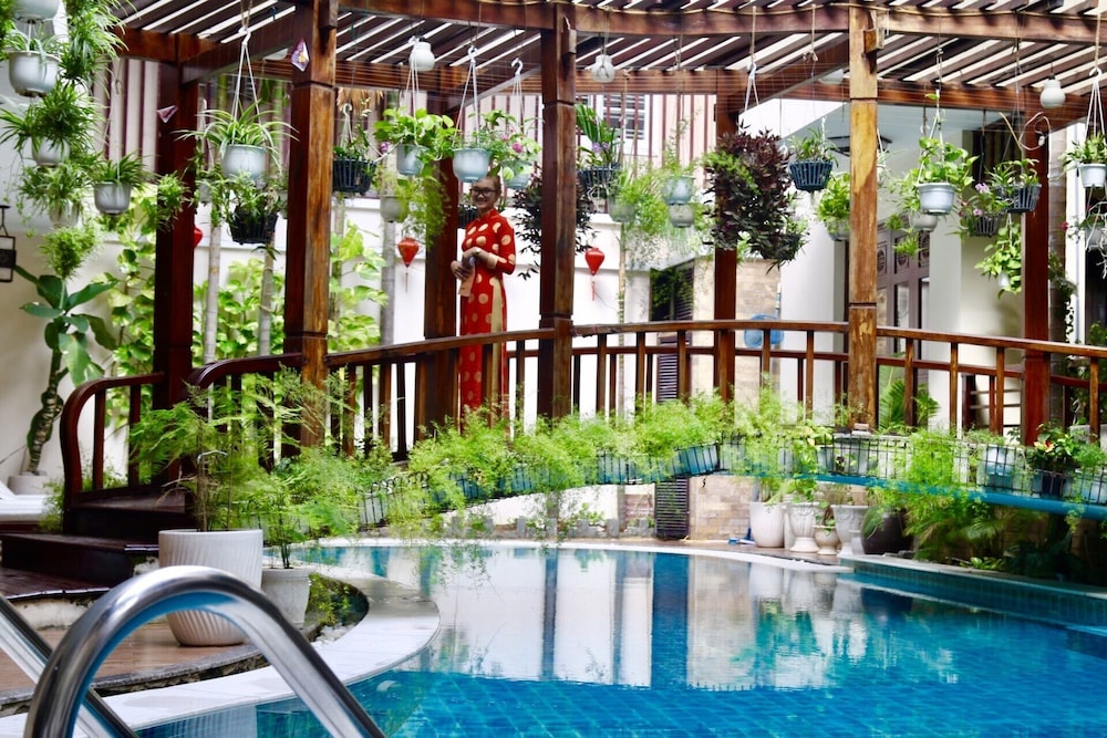 Long Life Riverside Hotel 22/26