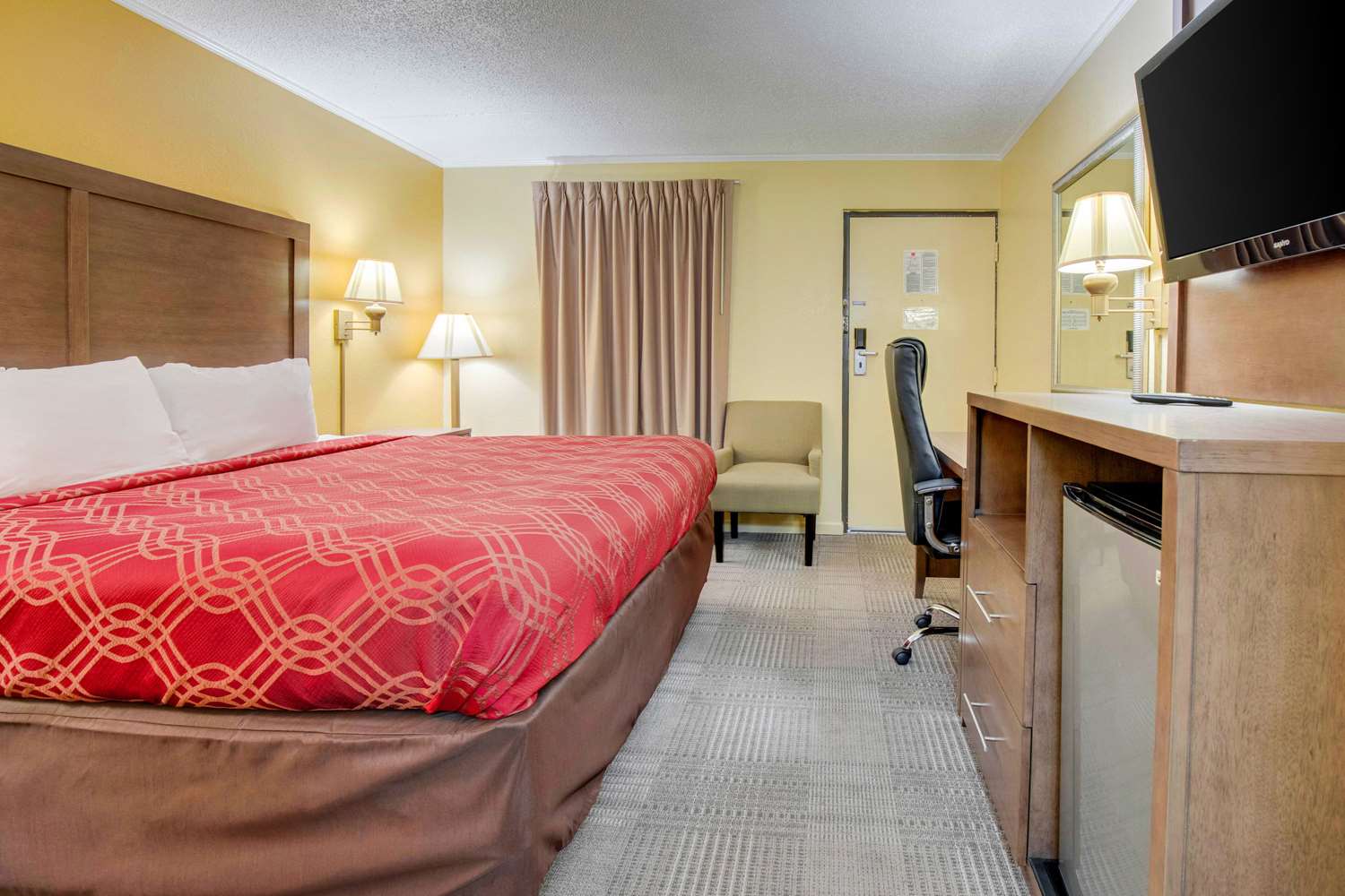 Econo Lodge Lenoir City 25/33