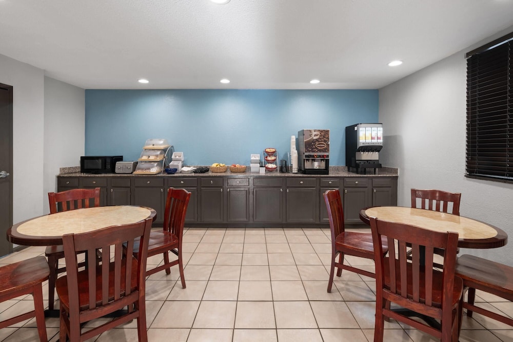 Days Inn By Wyndham College Park Airport Best Road 37/55