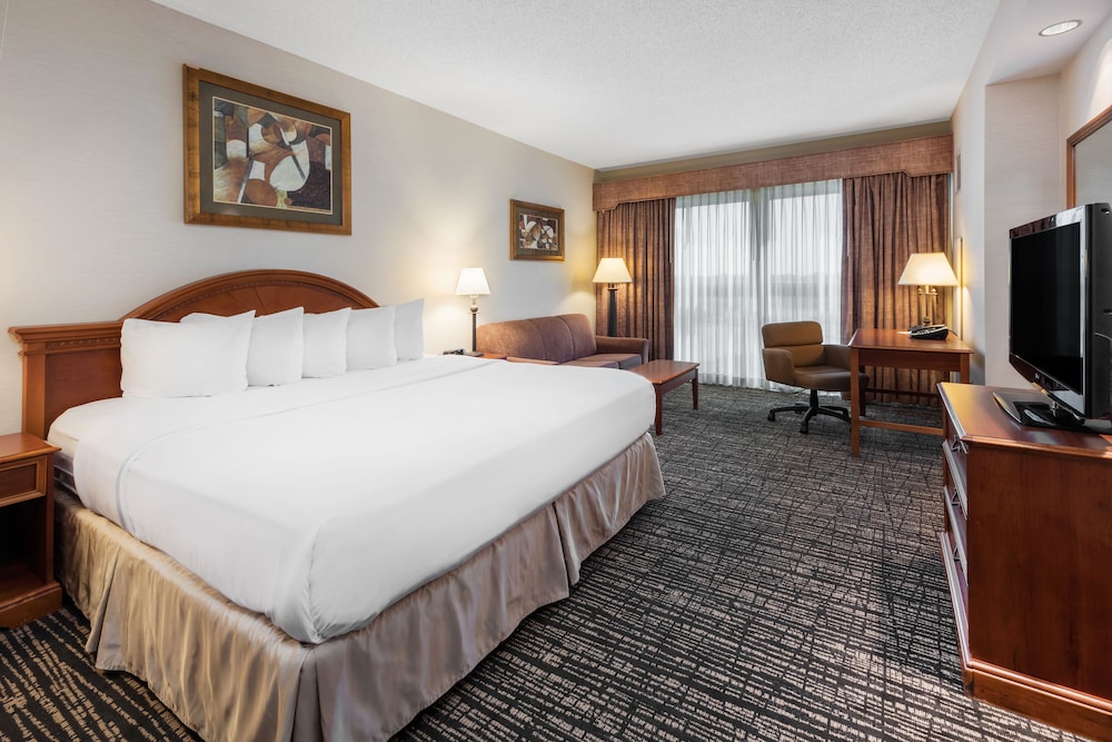 Hotel Topeka At City Center 7/36