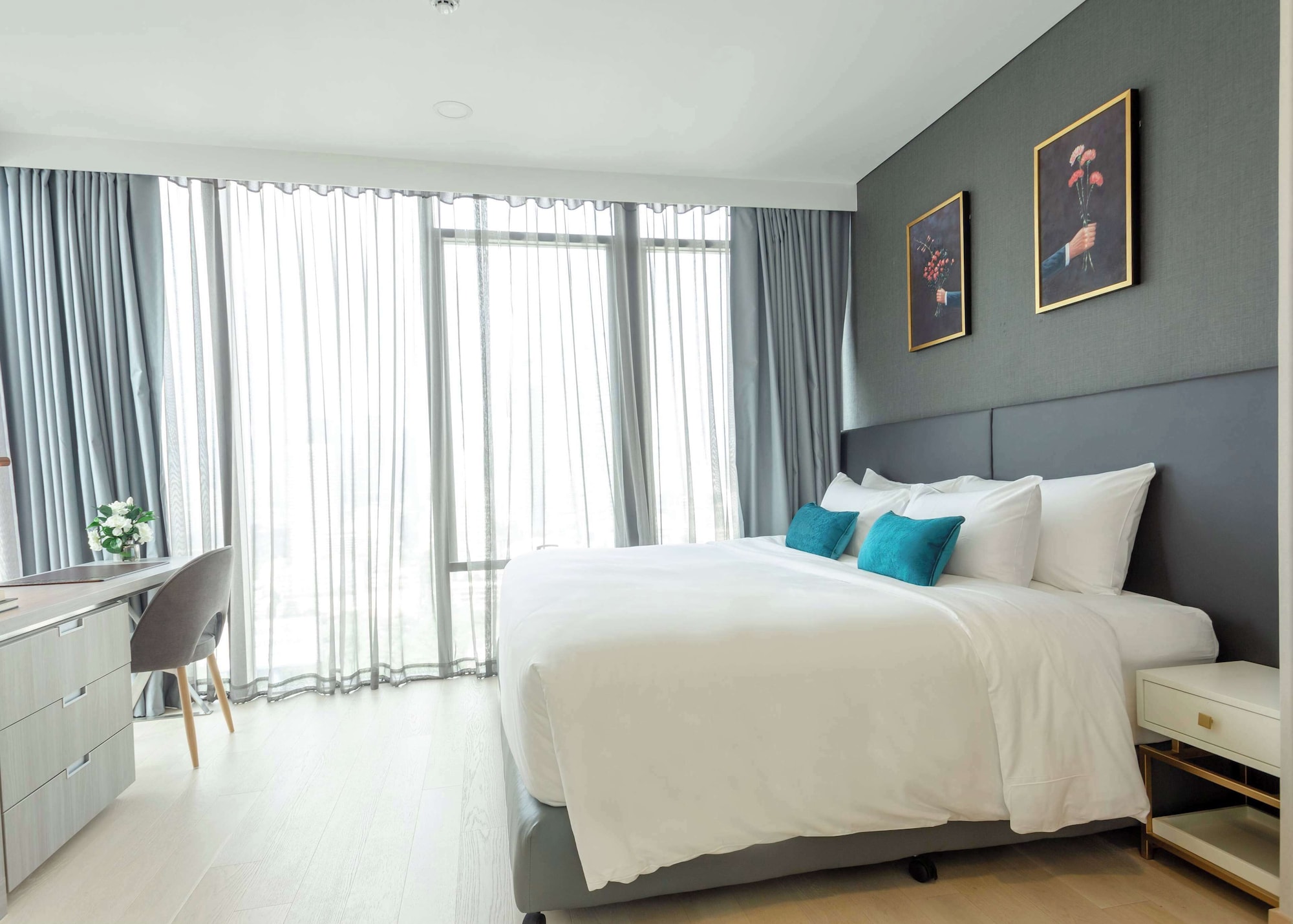 EXECUTIVE, STUDIO, KING BED