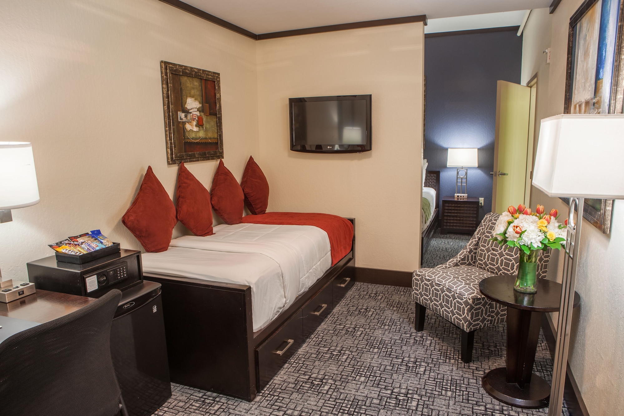 DELUXE, TWIN BEDS, QUEEN BED, SOFA